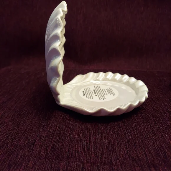 Clam shell 3 wick candle holder by bath and body works - Picture 4 of 4